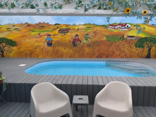 Deck de piscina moderno com espreguiçadeiras brancas e vista para mural de cena de colheita rural em Casa do Pão, Campinho