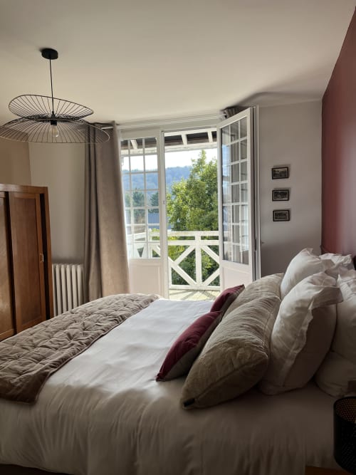 Hôtel de charme, chambre familiale, belle vue sur la rivière avec balcon.