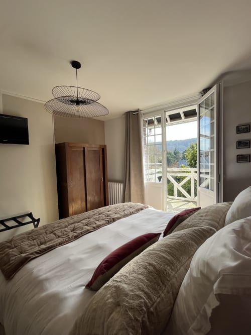 Chambre quadruple suite familiale Hôtel de charme Normand, situé près de Ferry de Dieppe, près de la gare de Dieppe. Vue sur le parc fleuri et la rivière, endroit calme. Séjour, vacances. Balcon et vue sur la rivière.