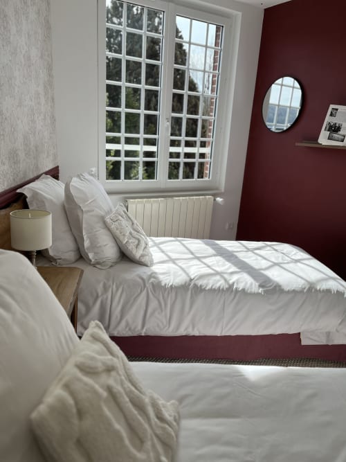 Chambre quadruple suite familiale Hôtel de charme Normand, situé près de Ferry de Dieppe, près de la gare de Dieppe. Vue sur le parc fleuri et la rivière, endroit calme. Séjour, vacances. Balcon et vue sur la rivière.