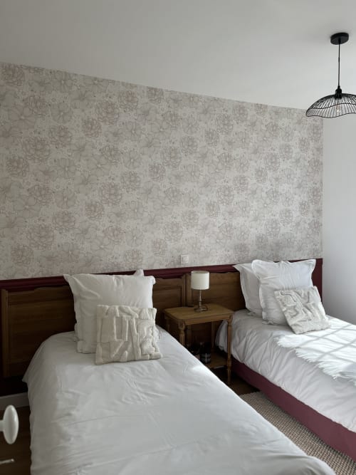 Chambre quadruple suite familiale Hôtel de charme Normand, situé près de Ferry de Dieppe, près de la gare de Dieppe. Vue sur le parc fleuri et la rivière, endroit calme. Séjour, vacances. Balcon et vue sur la rivière.