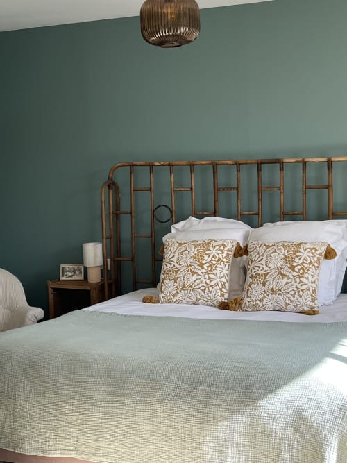 Chambre triple suite familiale Hôtel de charme Normand, situé près de Ferry de Dieppe, près de la gare de Dieppe. Vue sur le parc fleuri et la rivière, endroit calme. Séjour, vacances.