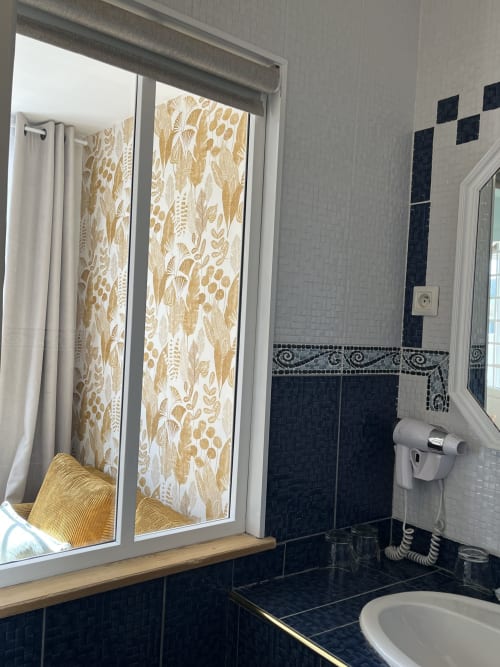 Chambre triple suite familiale Hôtel de charme Normand, situé près de Ferry de Dieppe, près de la gare de Dieppe. Vue sur le parc fleuri et la rivière, endroit calme. Séjour, vacances.