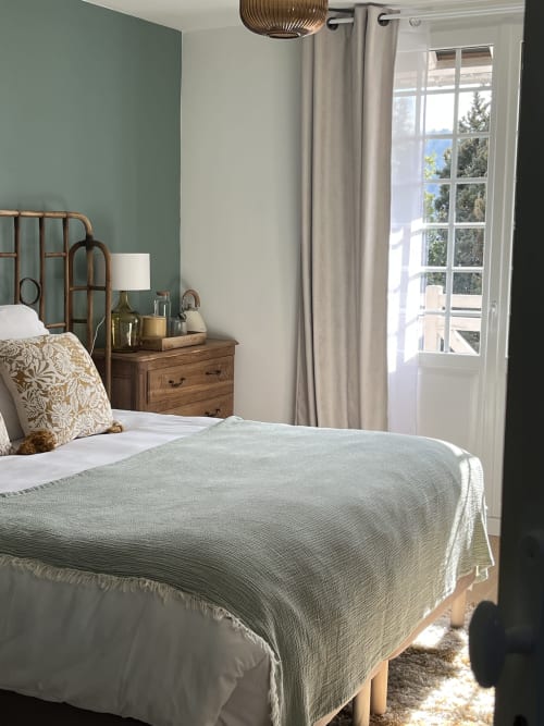 Chambre triple suite familiale Hôtel de charme Normand, situé près de Ferry de Dieppe, près de la gare de Dieppe. Vue sur le parc fleuri et la rivière, endroit calme. Séjour, vacances.