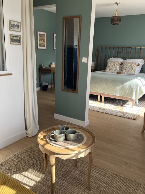 Chambre triple suite familiale Hôtel de charme Normand, situé près de Ferry de Dieppe, près de la gare de Dieppe. Vue sur le parc fleuri et la rivière, endroit calme. Séjour, vacances.