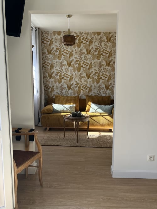Chambre triple suite familiale Hôtel de charme Normand, situé près de Ferry de Dieppe, près de la gare de Dieppe. Vue sur le parc fleuri et la rivière, endroit calme. Séjour, vacances.