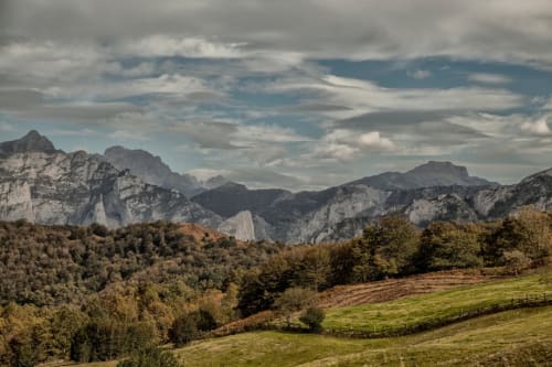 Dramáticos picos de piedra caliza y verdes valles rodeando Casa La Huerta en Cangas de Onís, España