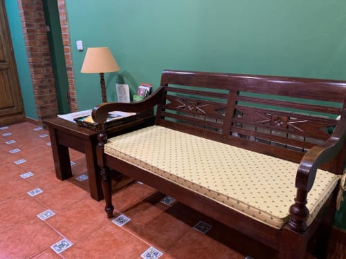 Cama nido de madera con colchón color crema en habitación turquesa de Casa La Huerta, Cangas de Onís