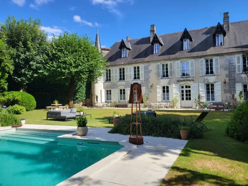 Logis des Tourelles, élégant gîte de luxe à Cognac avec piscine, pelouse impeccable et architecture de manoir français