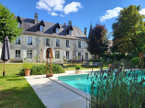 Logis des Tourelles B&B à Cognac : élégante demeure avec piscine, jardins soignés et terrasse ombragée