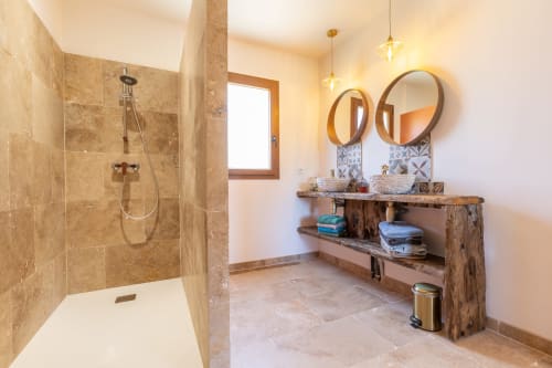 Salle de bain élégante avec douche à l’italienne