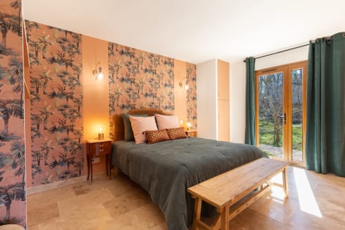 Chambre cosy à la décoration sobre et élégante, propice au repos et à la déconnexion.