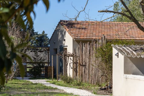 Entrée du gite Evasion en Provence avec par arboré