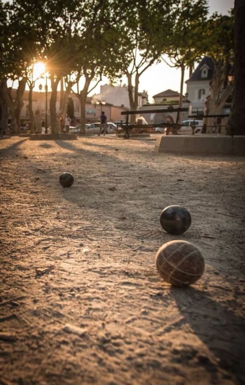 place des lices à 1 mn à pied  pétanque boules 