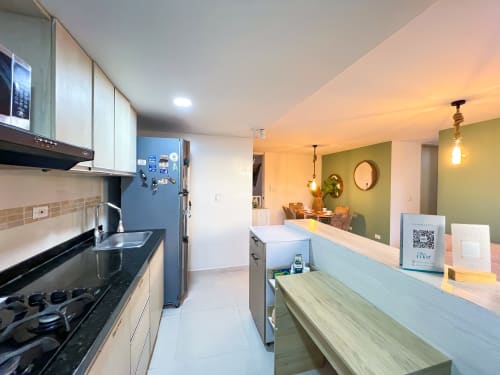 Cocina y sala de estar moderna en Triple Room de Olamar Living, Coveñas con estufa, refrigerador y vista al mar