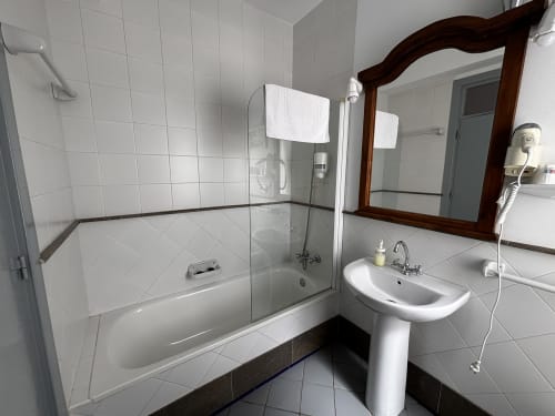Baño privado en habitación twin de Hotel Entreolivos.