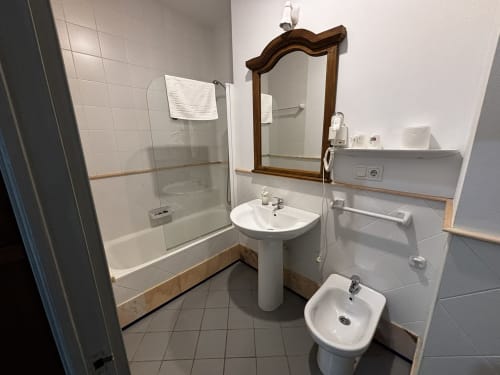 Baño con lavabo y ducha en habitación twin de Hotel Entreolivos.