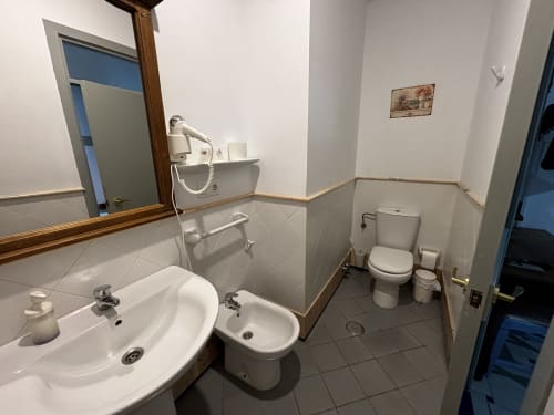 Baño doble con lavabos en habitación twin de Hotel Entreolivos.