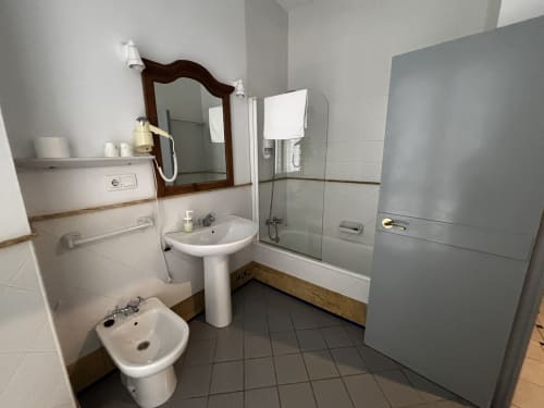 Baño clásico en habitación twin de Hotel Entreolivos.