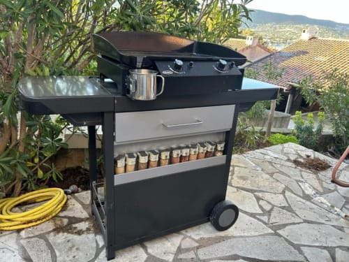 Barbecue gaz noir avec rangement sur la terrasse de la villa Mazet Cavalaire à Cavalaire-sur-Mer