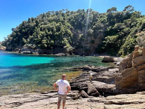 Homme profitant des eaux turquoise méditerranéennes et d'une crique rocheuse à la villa Mazet Cavalaire à Cavalaire-sur-Mer