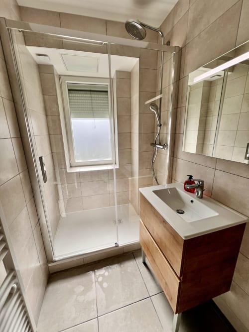 Salle de bain moderne du cottage au Restaurant du Port, Saint Pierre de Boeuf, avec douche vitrée et meuble-lavabo en bois