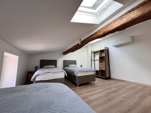 Chambre de cottage moderne au Restaurant du Port avec poutre apparente, trois lits, puits de lumière, parquet et blanc