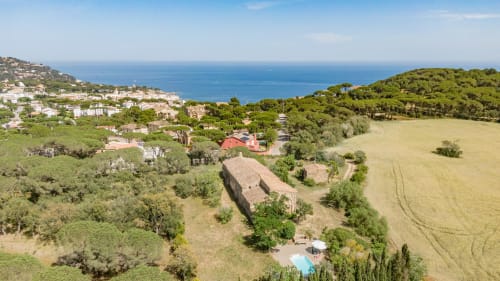 Vue aérienne du domaine Finques Garcia Enrich à Palafrugell avec jardins méditerranéens, piscine et vues côtières