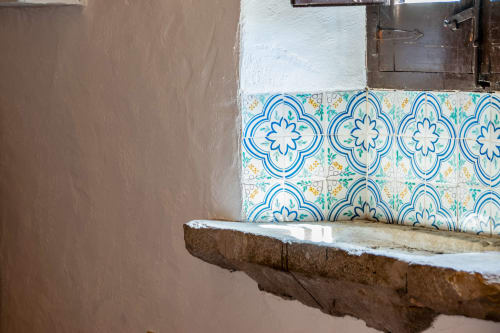 Carrelage bleu et blanc décoratif sur une corniche en pierre rustique à l'hôtel Finques Garcia Enrich à Palafrugell, Espagne