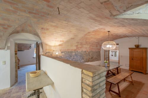 Cave voûtée en brique rustique avec comptoir de bar à l'hôtel Finques Garcia Enrich, Palafrugell, Espagne