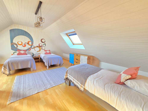 Chambre mansardée lumineuse au gîte RELAIS DES ILES avec trois lits, parquet, velux et literie colorée