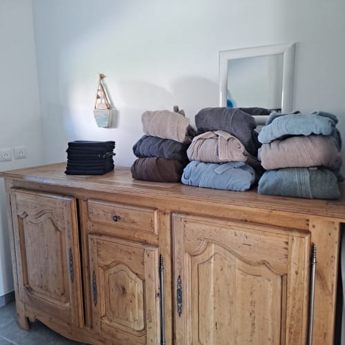 Au gite AirBnb La Moussette les peignoirs sont fournis pour le spa