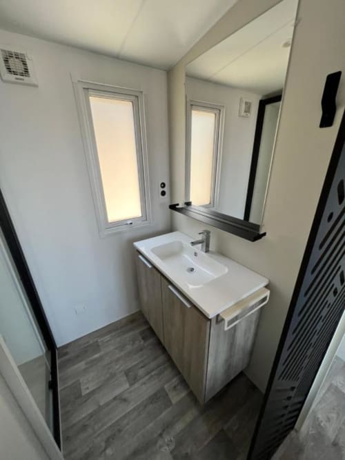 Discover the charm of Mobile Evasion BEAUVOIR 1, a cozy retreat designed for a memorable escape amidst beautiful surroundings.