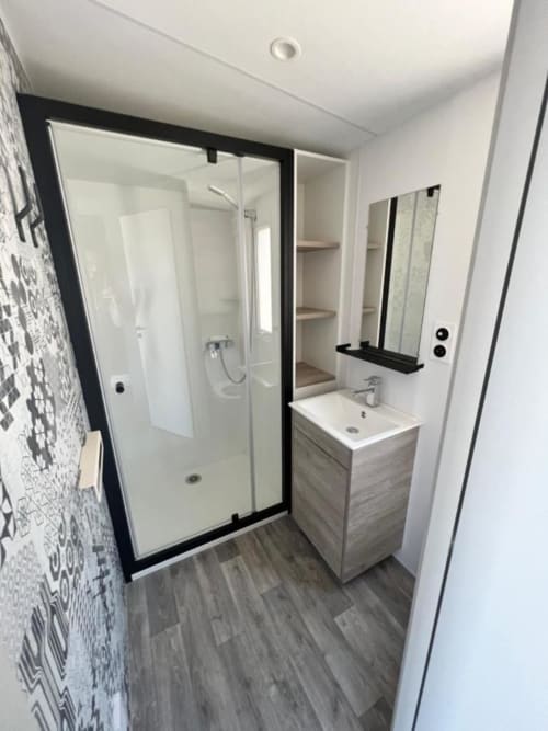 Discover the charm of Mobile Evasion BEAUVOIR 1, a cozy retreat designed for a memorable escape amidst beautiful surroundings.