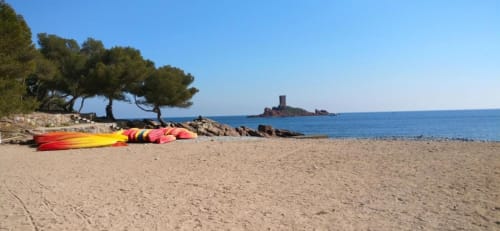 Vivez un confort absolu dans notre chalet de luxe offrant une vue imprenable sur la mer. Parfait pour une escapade paisible au cœur de la Côte d'Azur