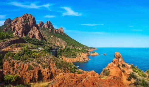 Vivez un confort absolu dans notre chalet de luxe offrant une vue imprenable sur la mer. Parfait pour une escapade paisible au cœur de la Côte d'Azur