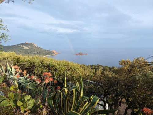 Vivez un confort absolu dans notre chalet de luxe offrant une vue imprenable sur la mer. Parfait pour une escapade paisible au cœur de la Côte d'Azur