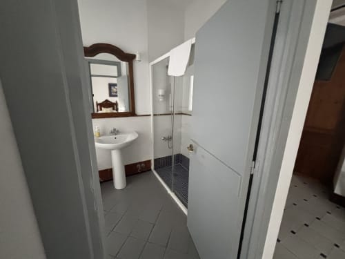Baño en habitación triple de Hotel Entreolivos.