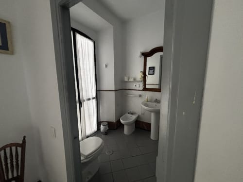 Baño moderno en habitación triple de Hotel Entreolivos.