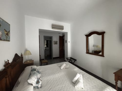  Habitación triple con cama de matrimonio en Hotel Entreolivos.