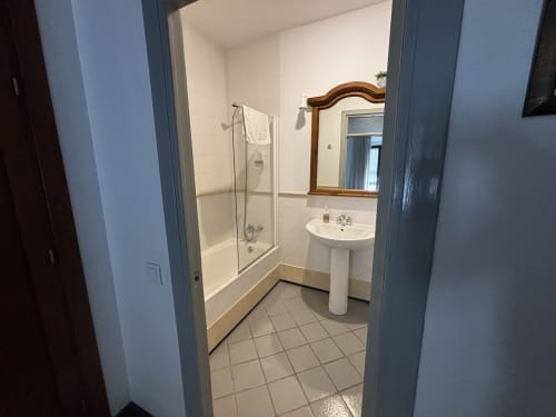 Baño privado en habitación triple del Hotel Entreolivos.