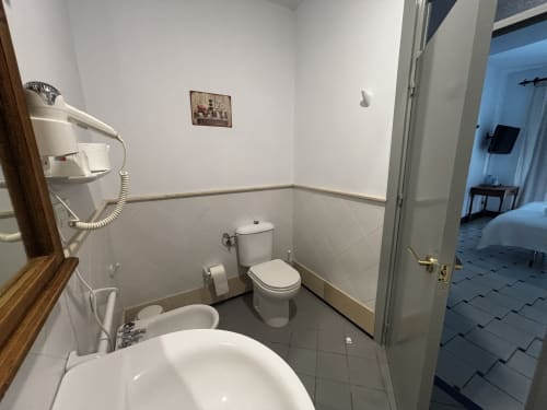  Baño clásico con espejo y lavabo en habitación triple de Hotel Entreolivos.