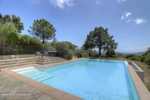 Piscine Vista D'oro avec vue sur les montagnes à Monacia d'Aullène, Corse