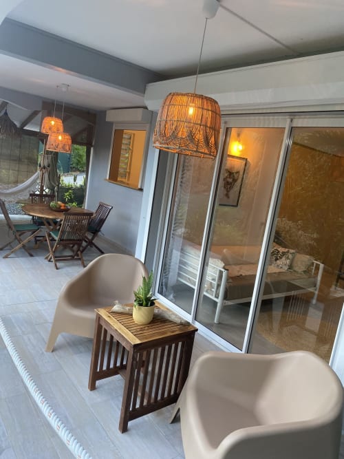 Patio cosy et agréable du logement Man-Tann, avec vue sur jardin, idéal pour un moment de détente et de plaisir.