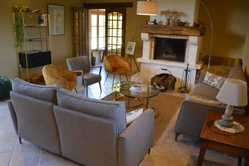 Common lounge of the Château de Ribourdin bed and breakfast in the Burgundy