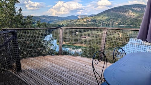 Terrasse en bois surplombant la vallée de l'Ain avec montagnes, Cabanes et lodges du Belvédère, Serrières-sur-Ain