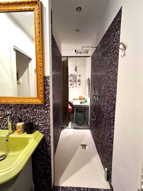 Bagno dotato di ampia doccia, Piatto doccia 140×90 cm e adiacente a una zona make up con specchio e tenda.