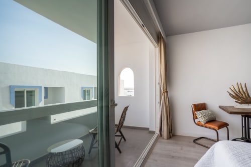 Habitación Studio vista al mar lateral en Formentera Especial con escritorio moderno, silla de madera y balcón con vistas al mar