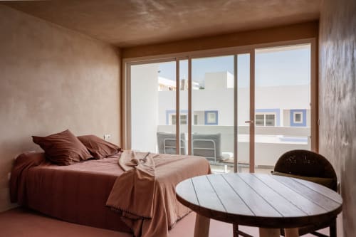 Estudio Luna en Formentera Especial con cama borgoña, mesa redonda y balcón con vistas al mar en La Savina