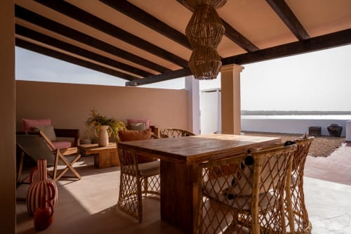 Terraza Formentera Especial con vistas al mar, mesa de comedor de madera, sillas de mimbre y pérgola cubierta con vistas a La Savina